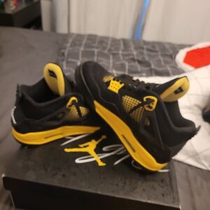 Jordan 4 thunder size 8.5 mens